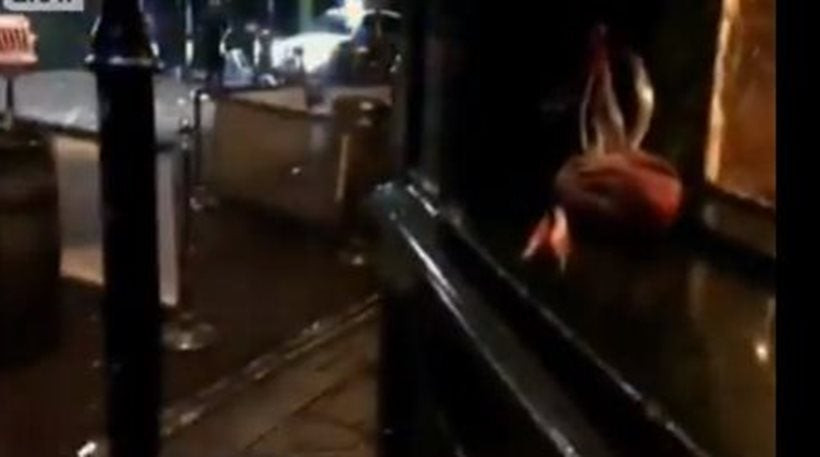 Η στιγμή που Bρετανοί αστυνομικοί εξουδετερώνουν τους δράστες (βίντεο)